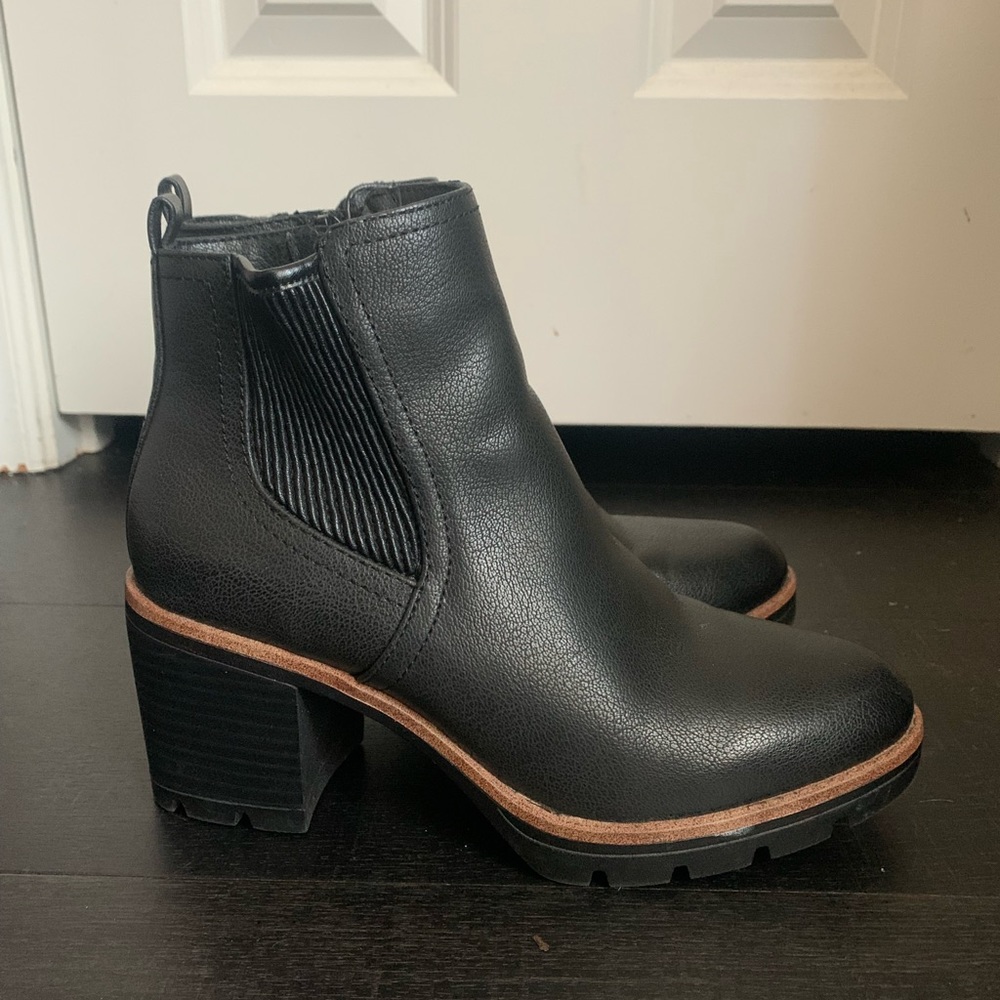 Naturalizer Madalynn Gore Lug Sole Heeled Ankle Bootie - Size 7